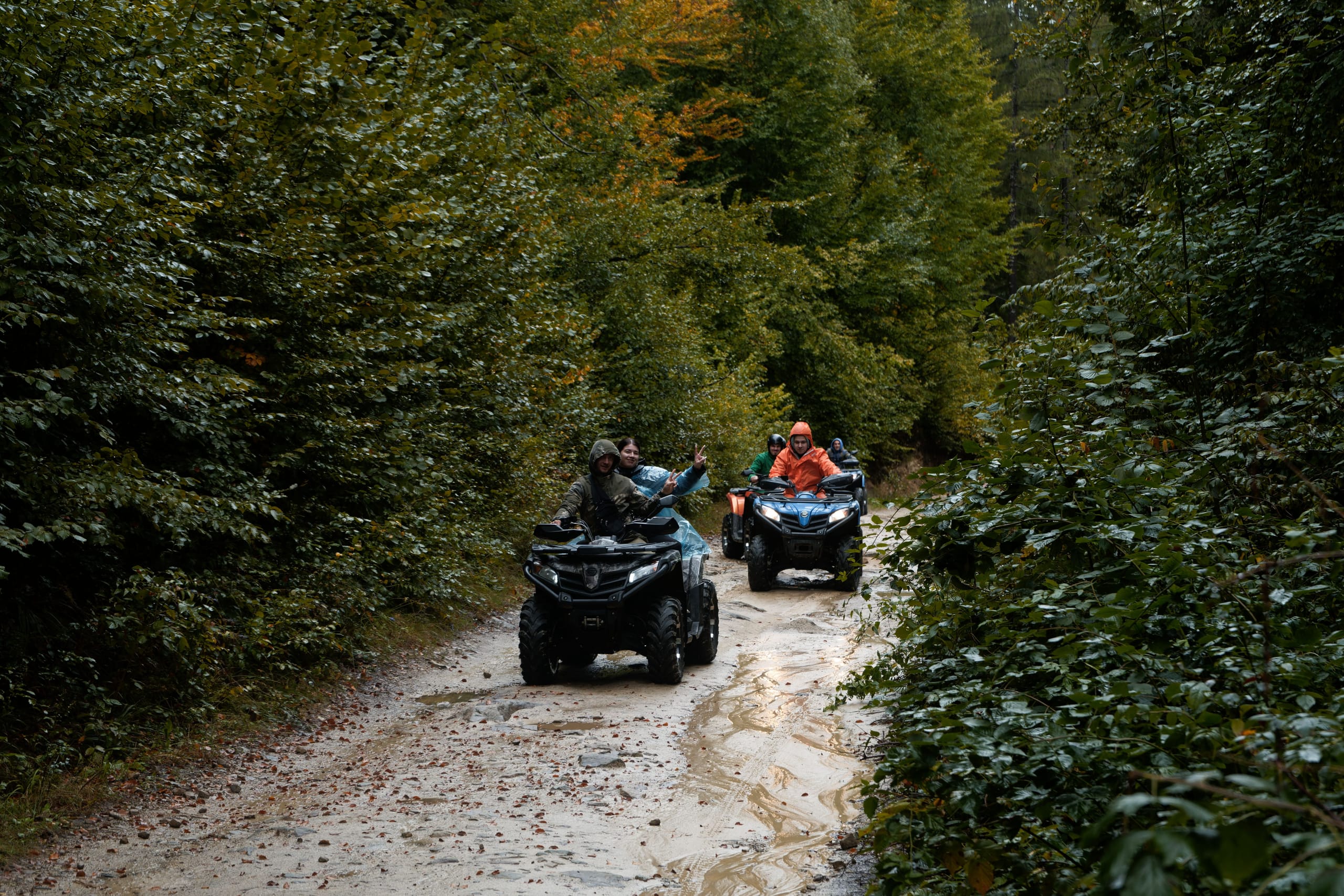 Sendero de bosque para ATV en el Pacífico Central de Costa Rica