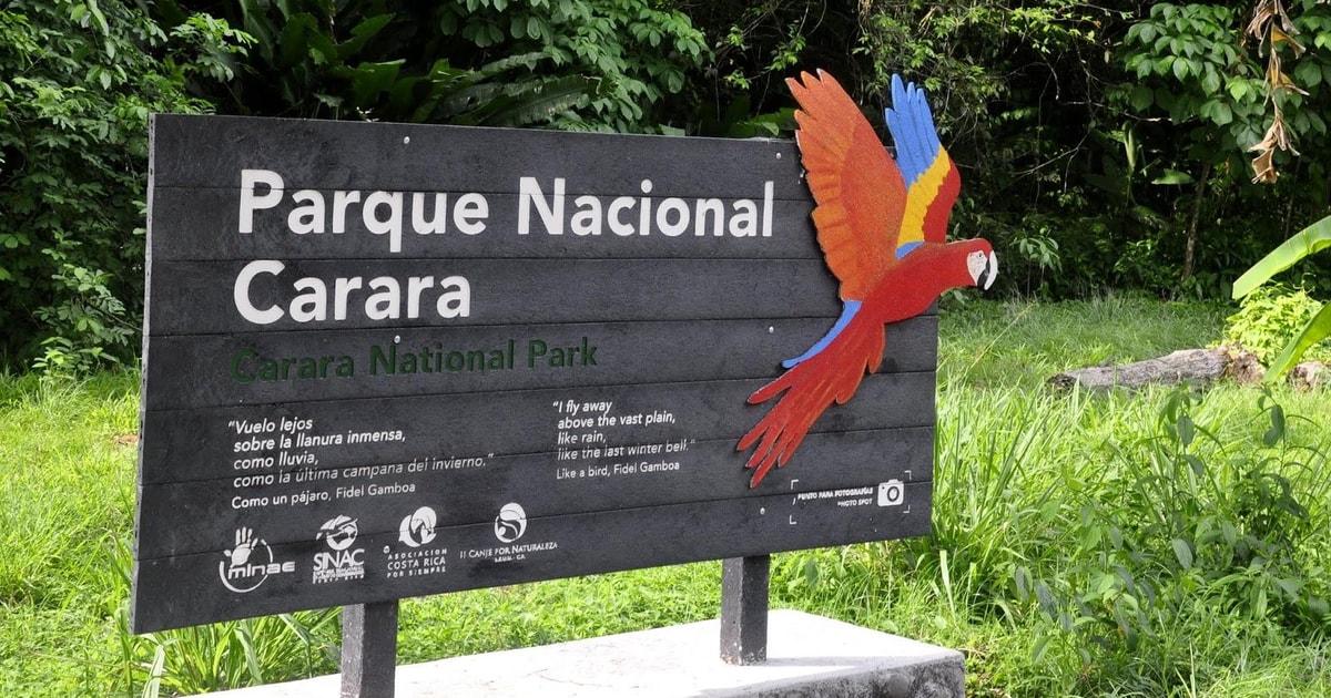 Rótulo de entrada al Parque Nacional Carara en el Pacífico Central