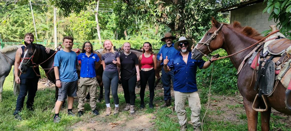 Cabalgata en grupo por el campo costarricense del Pacífico Central