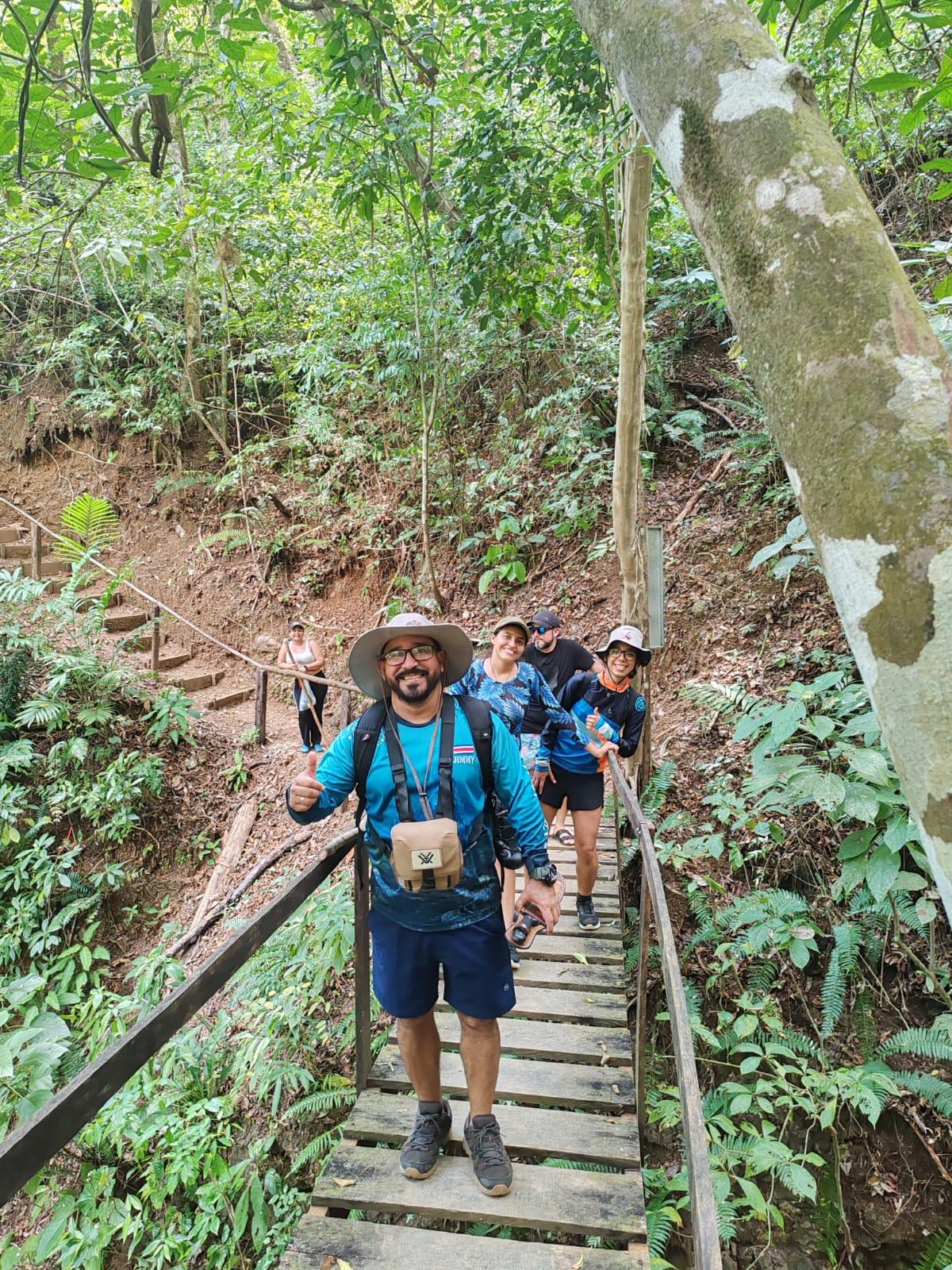 Visitantes cruzando un puente colgante a gran altura en el Sky Walk
