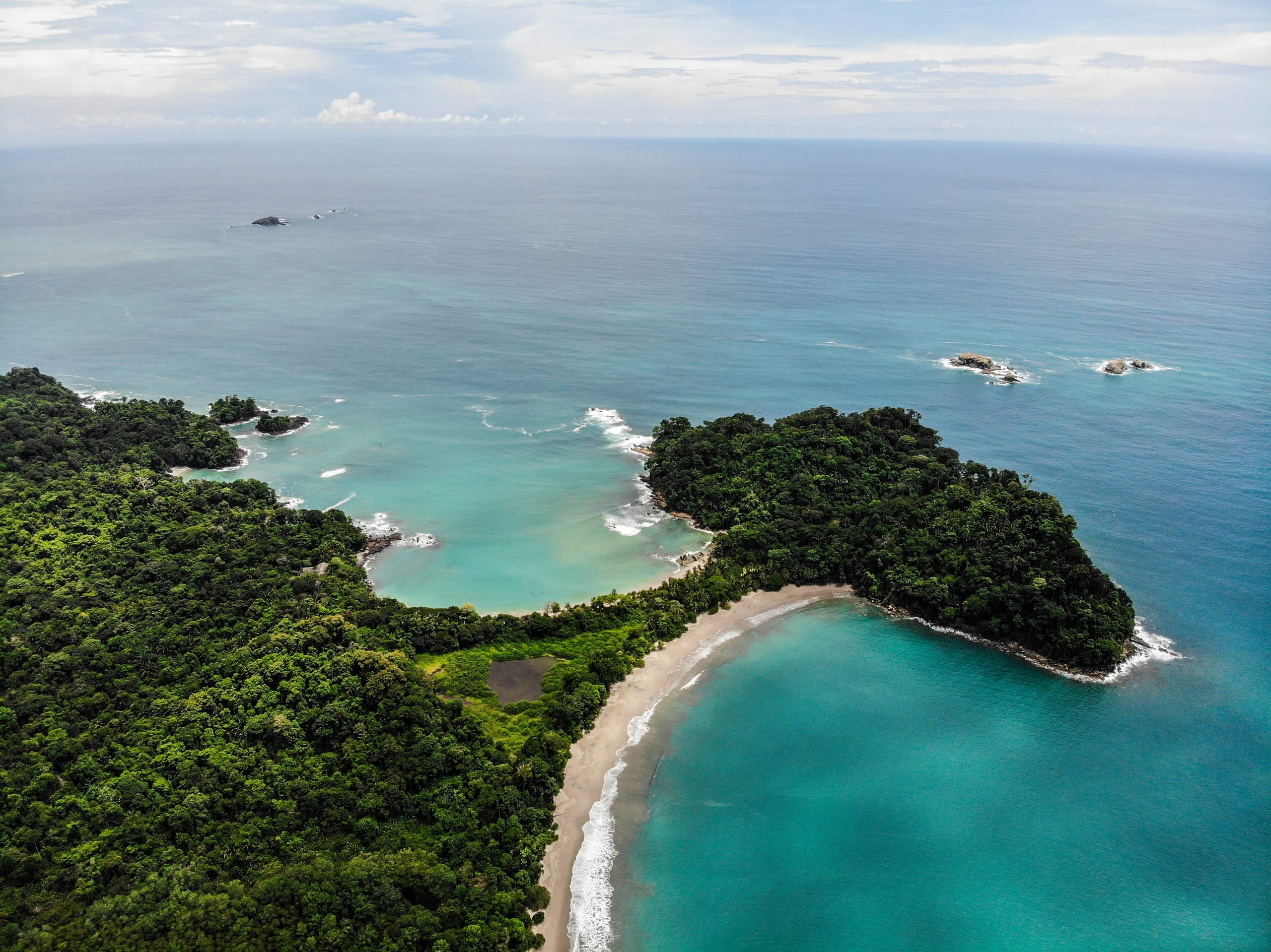 Foto de portada: Parque Nacional Manuel Antonio y playa de arena blanca