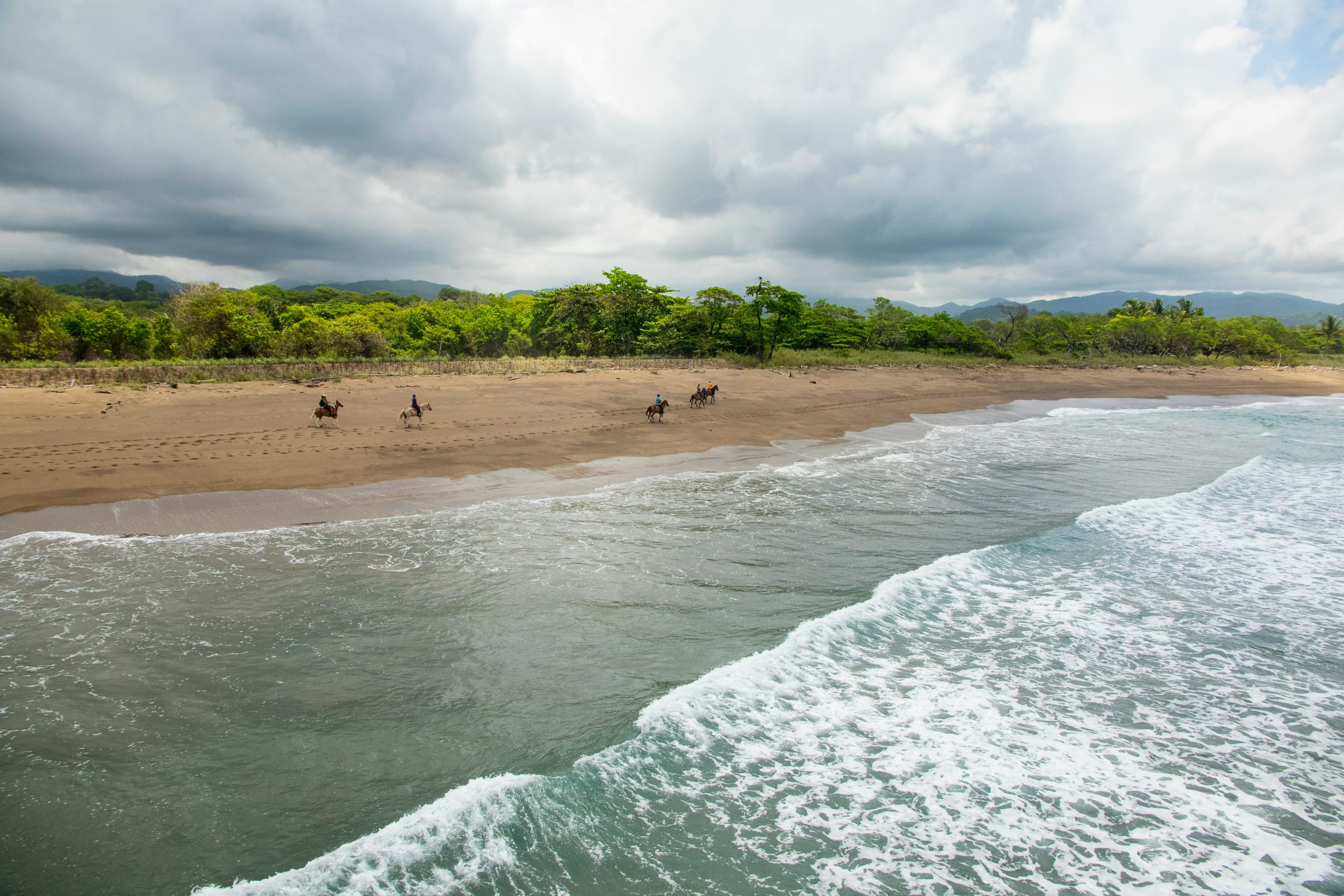 Foto de portada: Cabalgata por selva tropical hasta la playa del Pacífico