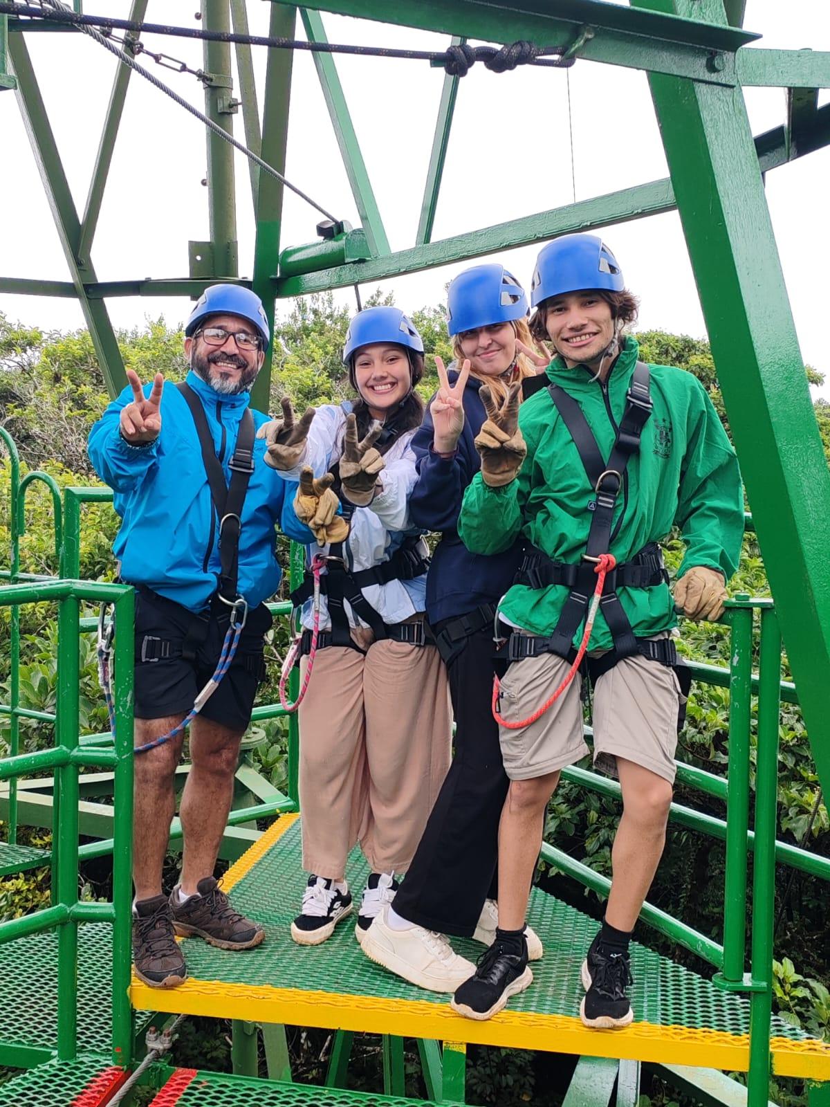Foto de portada: Tirolina canopy y puentes colgantes en el Pacífico